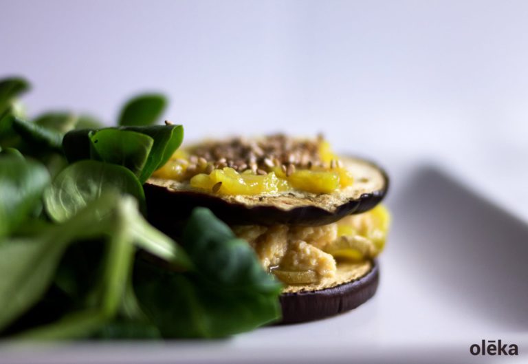 montadito vegetariano de berenjena, hummus y patata
