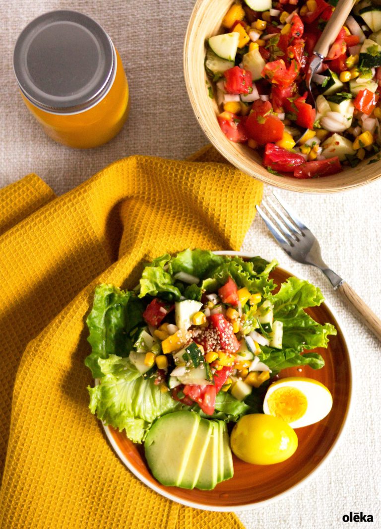 ensalada de verano con huevos con curcuma